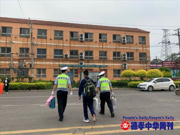 鹅城初夏风雨警，河北广平交警为初三学生复课全力保驾护航