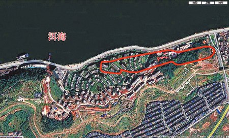 谷歌卫星地图，图中红线框内为情人湖原址，现已被填埋。从卫星图上可以看到，情人湖原址及其周边洱海公园的大片临湖区域，已经建成了较大规模的高档别墅区，附近还有一些尚在施工的工地。王伟制图