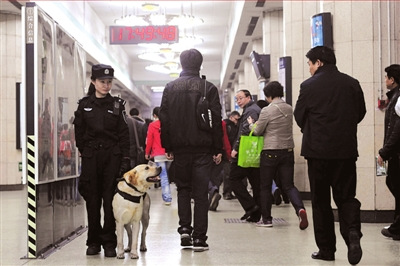 北京地铁安保全面升级民警携犬地铁巡逻(图)